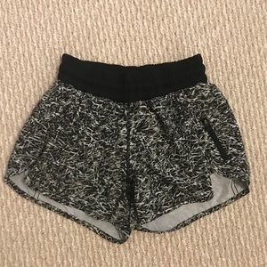 LULULEMON TRACKER SHORTS 2.5 -size 4